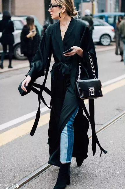 拼色牛仔褲怎么搭配？開春的最火的一條褲子