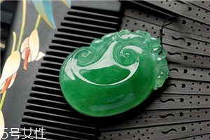 翡翠起膠是什么意思？起膠現(xiàn)象屬于高檔翡翠