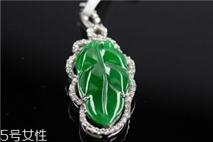 翡翠a貨多少錢(qián)？高檔手鐲上千萬(wàn)元