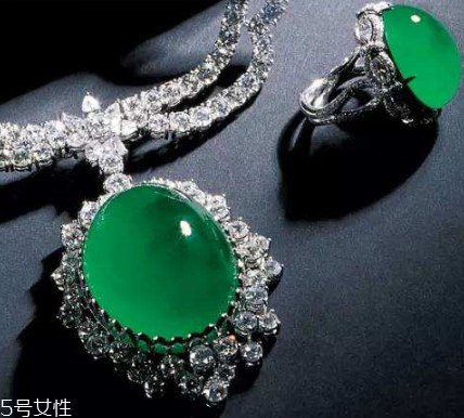 翡翠a貨多少錢(qián)？高檔手鐲上千萬(wàn)元