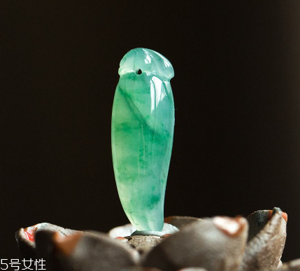 翡翠a貨多少錢(qián)？高檔手鐲上千萬(wàn)元