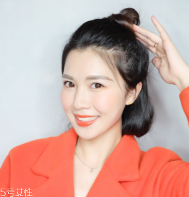 女生短卷發(fā)發(fā)型推薦 短發(fā)半扎丸子頭扎法 女生短卷發(fā)發(fā)型推薦 短發(fā)半扎丸子頭扎法