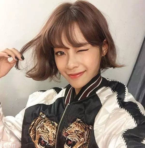 短發(fā)發(fā)尾外翻的發(fā)型怎么弄？誰弄誰美