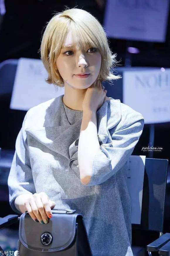 短發(fā)發(fā)尾外翻的發(fā)型怎么弄？誰弄誰美