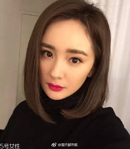 短發(fā)發(fā)尾外翻的發(fā)型怎么弄？誰弄誰美