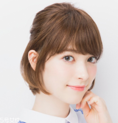 女生短卷發(fā)發(fā)型推薦 短發(fā)半扎丸子頭扎法 女生短卷發(fā)發(fā)型推薦 短發(fā)半扎丸子頭扎法