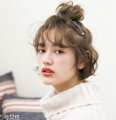 女生短卷發(fā)發(fā)型推薦 短發(fā)半扎丸子頭扎法 女生短卷發(fā)發(fā)型推薦 短發(fā)半扎丸子頭扎法