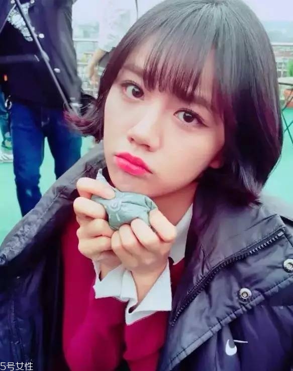 短發(fā)發(fā)尾外翻的發(fā)型怎么弄？誰弄誰美