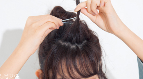 女生短卷發(fā)發(fā)型推薦 短發(fā)半扎丸子頭扎法 女生短卷發(fā)發(fā)型推薦 短發(fā)半扎丸子頭扎法