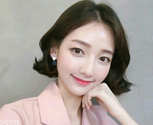 短發(fā)發(fā)尾外翻的發(fā)型怎么弄？誰弄誰美