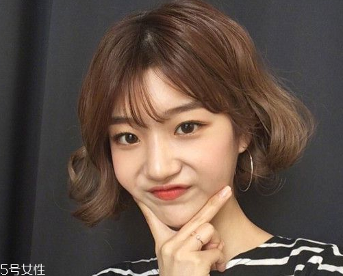 女生短卷發(fā)發(fā)型推薦 短發(fā)半扎丸子頭扎法 女生短卷發(fā)發(fā)型推薦 短發(fā)半扎丸子頭扎法