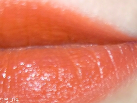 唇釉和口紅哪個(gè)不容易掉色？