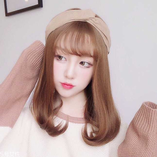 矮個子女生適合什么短發(fā)？氣質(zhì)齊肩卷發(fā)