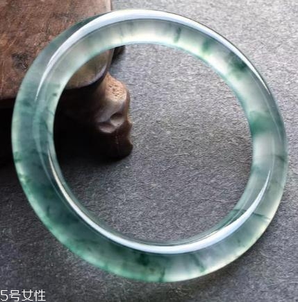 翡翠手鐲怎么看水頭？行家教你這樣挑