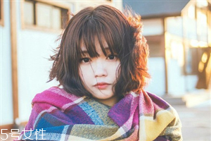 矮個子女生適合什么短發(fā)？氣質(zhì)齊肩卷發(fā)