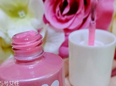 唇蜜和唇彩區(qū)別 唇彩唇蜜不是一個(gè)東西 唇蜜和唇彩區(qū)別 唇彩唇蜜不是一個(gè)東西