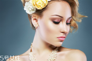 發(fā)量多女生適合什么發(fā)型？形象百變的你