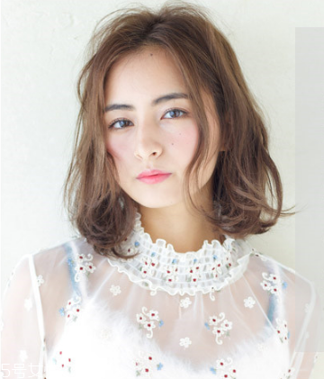 發(fā)量多女生適合什么發(fā)型？形象百變的你