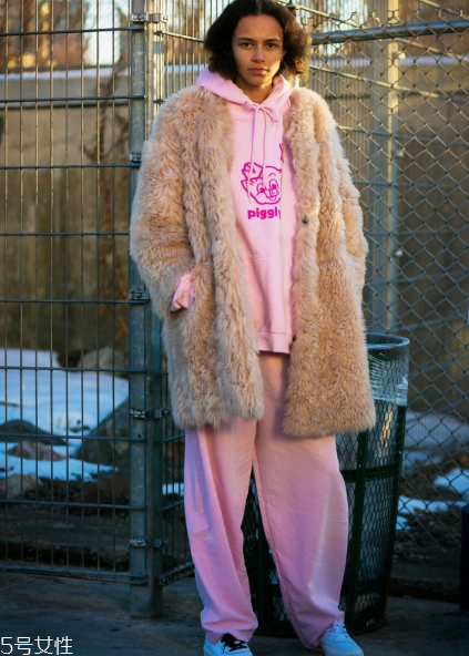 皮草里面搭配什么好看？選對內(nèi)搭是關(guān)鍵