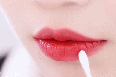 透明唇蜜哪個(gè)牌子好？打造玻璃唇效果