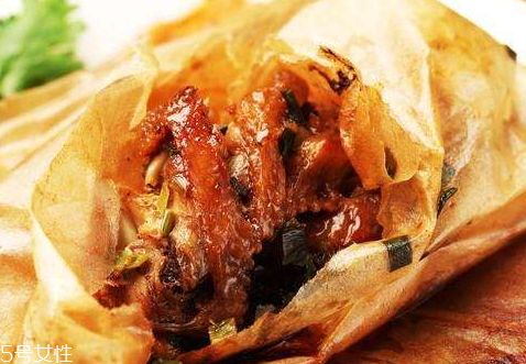 紙包雞怎么吃 紙包雞的吃法 紙包雞怎么吃 紙包雞的吃法