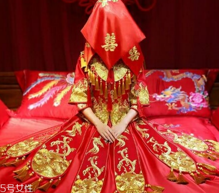 中式秀禾服和西式婚紗哪個好看？打造完美新娘