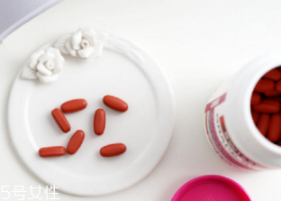 臉上有斑點怎么去除？食療/精華/面膜三管齊下