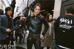 皮衣下面搭配什么好看？玩出個(gè)性混搭風(fēng)