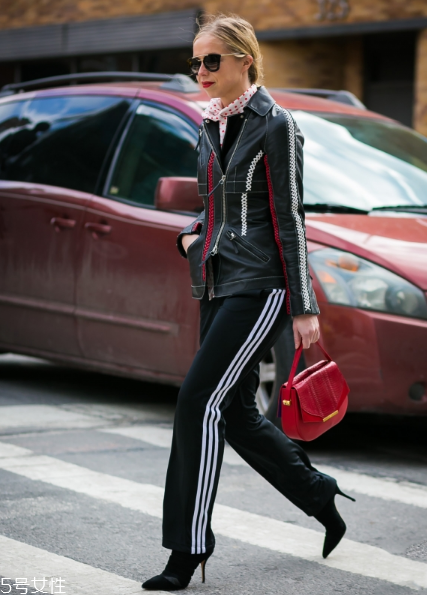 皮衣下面搭配什么好看？玩出個(gè)性混搭風(fēng)