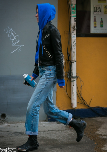 皮衣下面搭配什么好看？玩出個(gè)性混搭風(fēng)