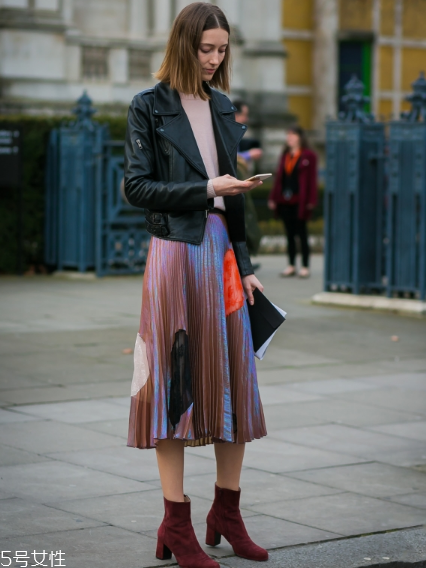 皮衣下面搭配什么好看？玩出個(gè)性混搭風(fēng)