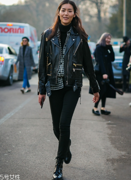 皮衣下面搭配什么好看？玩出個(gè)性混搭風(fēng)