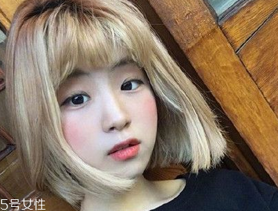 短頭發(fā)染什么顏色好看洋氣顯白？短發(fā)這樣弄好看又大方