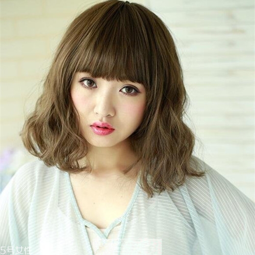 矮個子女生適合什么短發(fā)？氣質(zhì)齊肩卷發(fā)