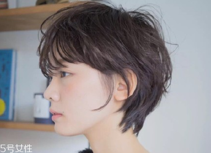 短頭發(fā)染什么顏色好看洋氣顯白？短發(fā)這樣弄好看又大方