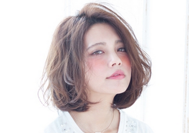 齊肩發(fā)怎么燙好看？女生發(fā)型設(shè)計與臉形搭配