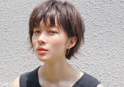 短頭發(fā)染什么顏色好看洋氣顯白？短發(fā)這樣弄好看又大方