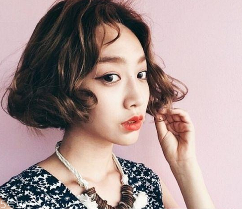 鉆石臉適合什么發(fā)型？流行色也隨之而來