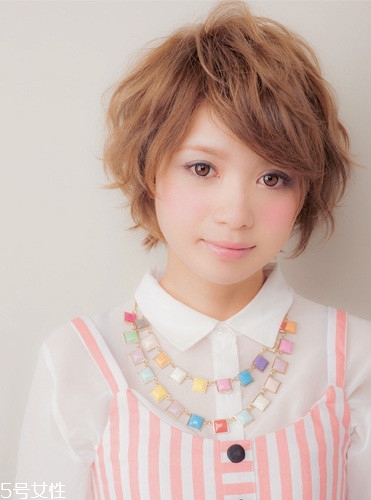 發(fā)量多女生適合什么發(fā)型？形象百變的你