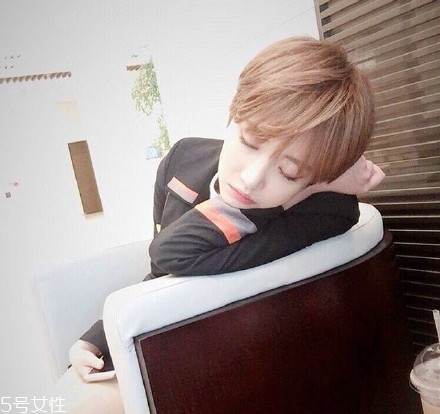 短發(fā)適合扎什么發(fā)型？剪短發(fā)這么好看