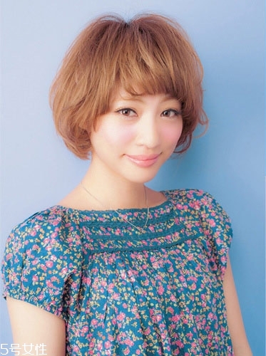 發(fā)量多女生適合什么發(fā)型？形象百變的你