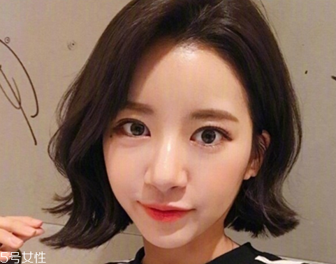 短發(fā)波波頭怎么樣好看 知性又輕熟的韓式中分短發(fā) 短發(fā)波波頭怎么樣好看 知性又輕熟的韓式中分短發(fā)