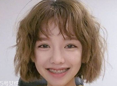 短頭發(fā)染什么顏色好看洋氣顯白？短發(fā)這樣弄好看又大方