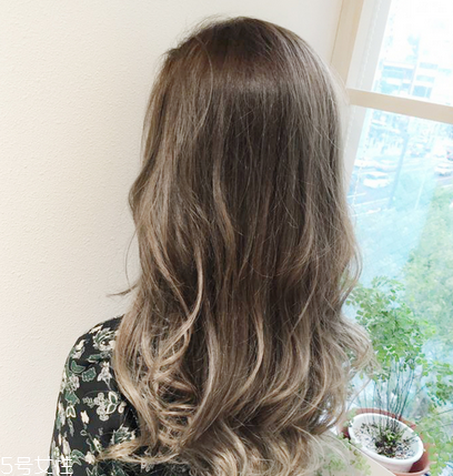 顯白的棕色系發(fā)色有哪些？棕色系發(fā)色大盤點(diǎn)
