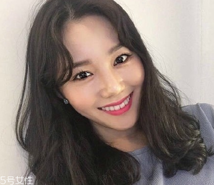 凌亂小卷中長發(fā)怎么弄好看？超美的凌亂小卷中長發(fā)