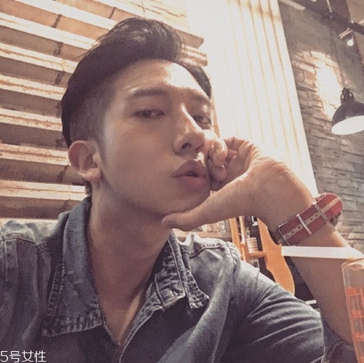 2022最流行發(fā)型顏色男生？男生潮流發(fā)型