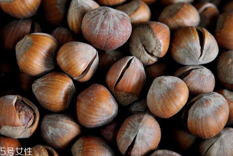 微波爐烤榛子多長時(shí)間 幾分鐘即可 微波爐烤榛子多長時(shí)間 幾分鐘即可