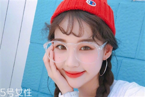 冬天戴帽子怎么扎頭發(fā)好？法式魚骨辮編發(fā)很特別