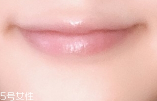 唇彩怎么涂？按照步驟涂抹