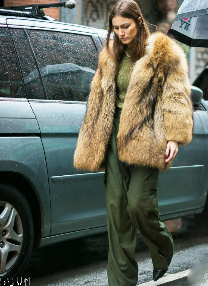 闊腿褲冬天怎么搭配？過一個時髦的冬天